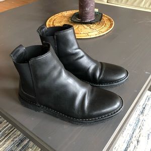 Vince women’s black Chelsea boots